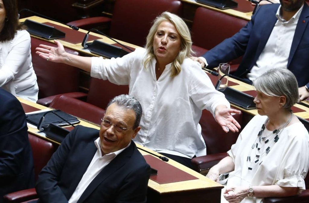 Η Δούρου διάβασε «Κontra» και καταγγέλλει στη Βουλή τον Γεραπετρίτη για «μυστική διπλωματία» με τους Τούρκους