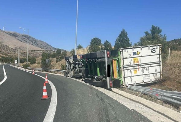 Ανατροπή νταλίκας στον κάθετο άξονα της Εγνατίας οδού στην Σιάτιστα – Κυκλοφοριακές ρυθμίσεις στο ρεύμα προς