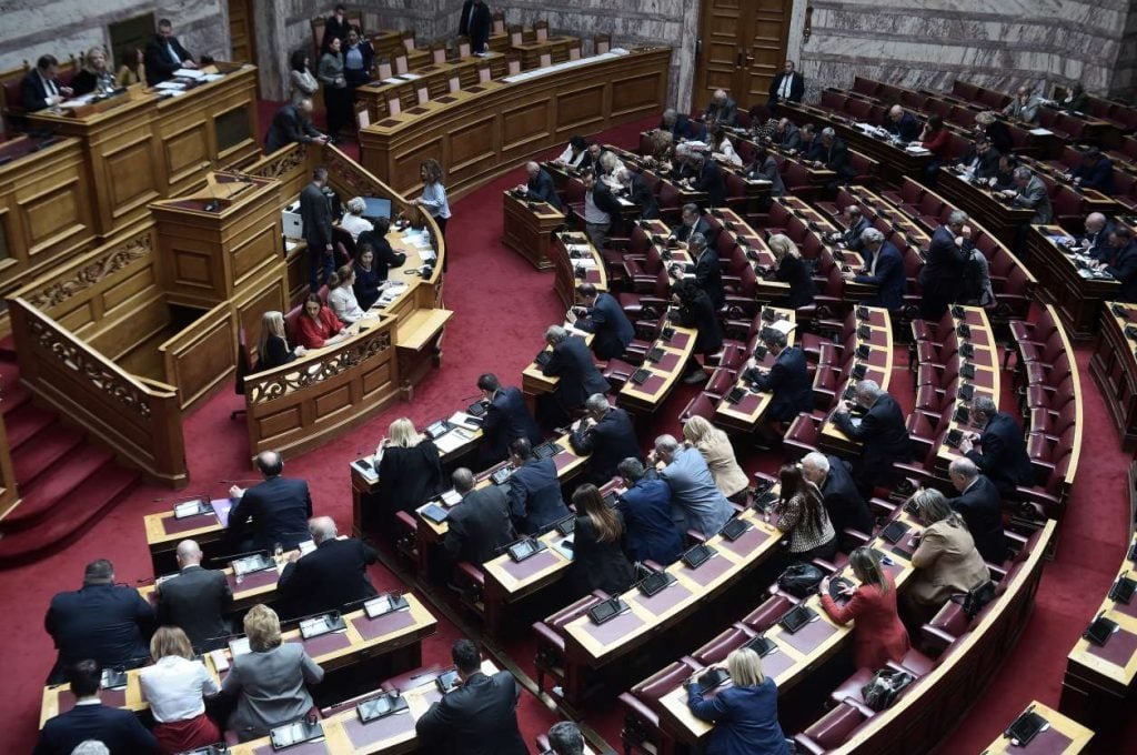 Στη Βουλή νομοσχέδιο για κοινωνική στέγαση και στήριξη οικογενειών