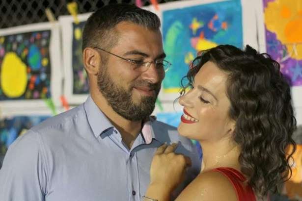 Εύβοια: Ράγισαν καρδιές στην κηδεία του ζευγαριού που σκοτώθηκε σε τροχαίο στο Αλιβέρι – ΒΙΝΤΕΟ