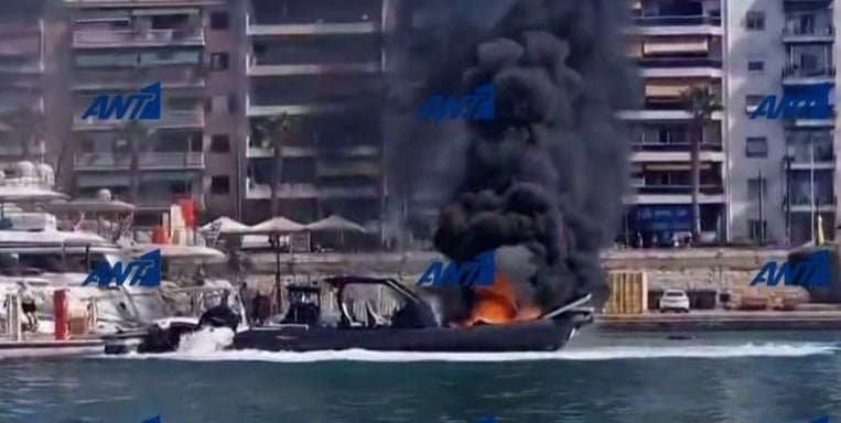 Μαρίνα Ζέας: Βίντεο ντοκουμέντο από την στιγμή που σκάφος τυλίγεται στις φλόγες – Επιβάτης βούτηξε στη θάλασσα