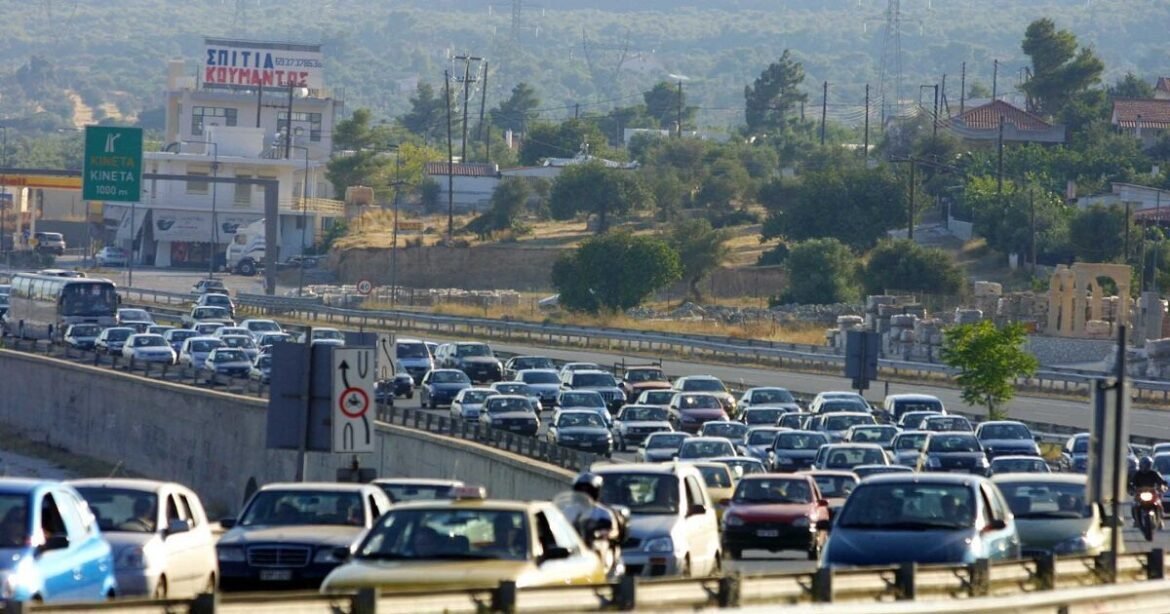Κίνηση στους δρόμους: «Στο κόκκινο» Κηφισός, Αττική οδός, Πειραιάς και λεωφόρος Αθηνών – Επιστρέφουν οι τελευταίοι αδειούχοι