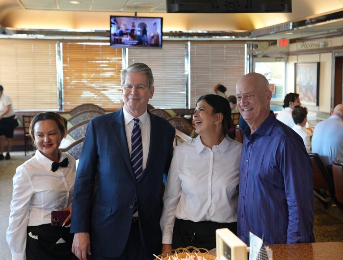 Σκοτ Μπέσεντ: Από την καφετέρια της παιδικής του ηλικίας στα ελληνικά τραπέζια της Βιρτζίνια ο ΥΠΟΙΚ των ΗΠΑ