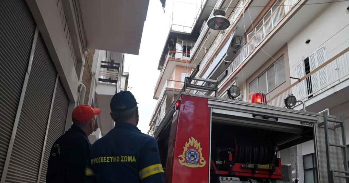 Φωτιά σε διαμέρισμα στον Πειραιά – Απεγκλωβίστηκαν 3 ένοικοι