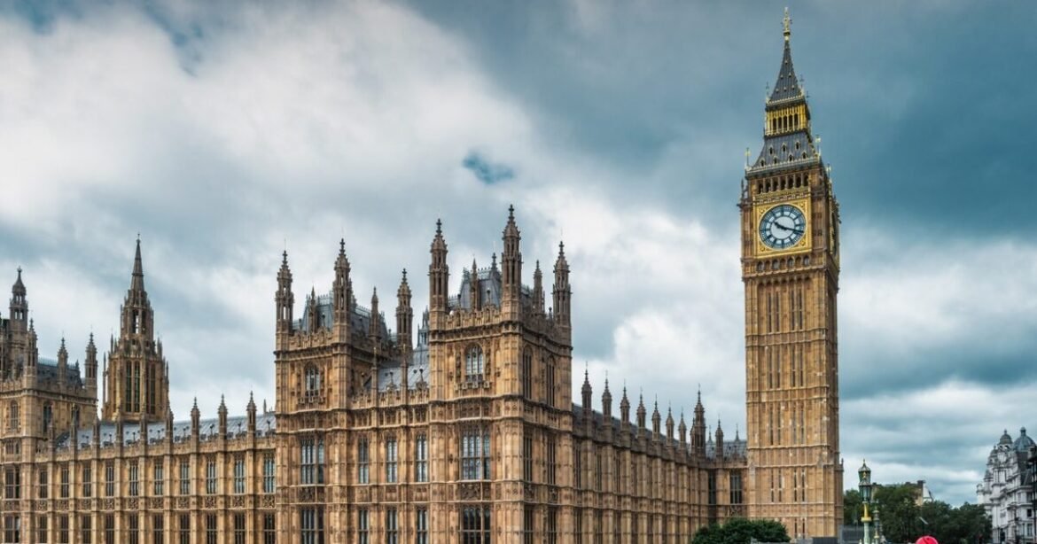 Σε αναταραχή οι αγορές της Βρετανίας: Στα ύψη οι αποδόσεις των ομολόγων, στα τάρταρα η λίρα και το χρηματιστήριο του Λονδίνου