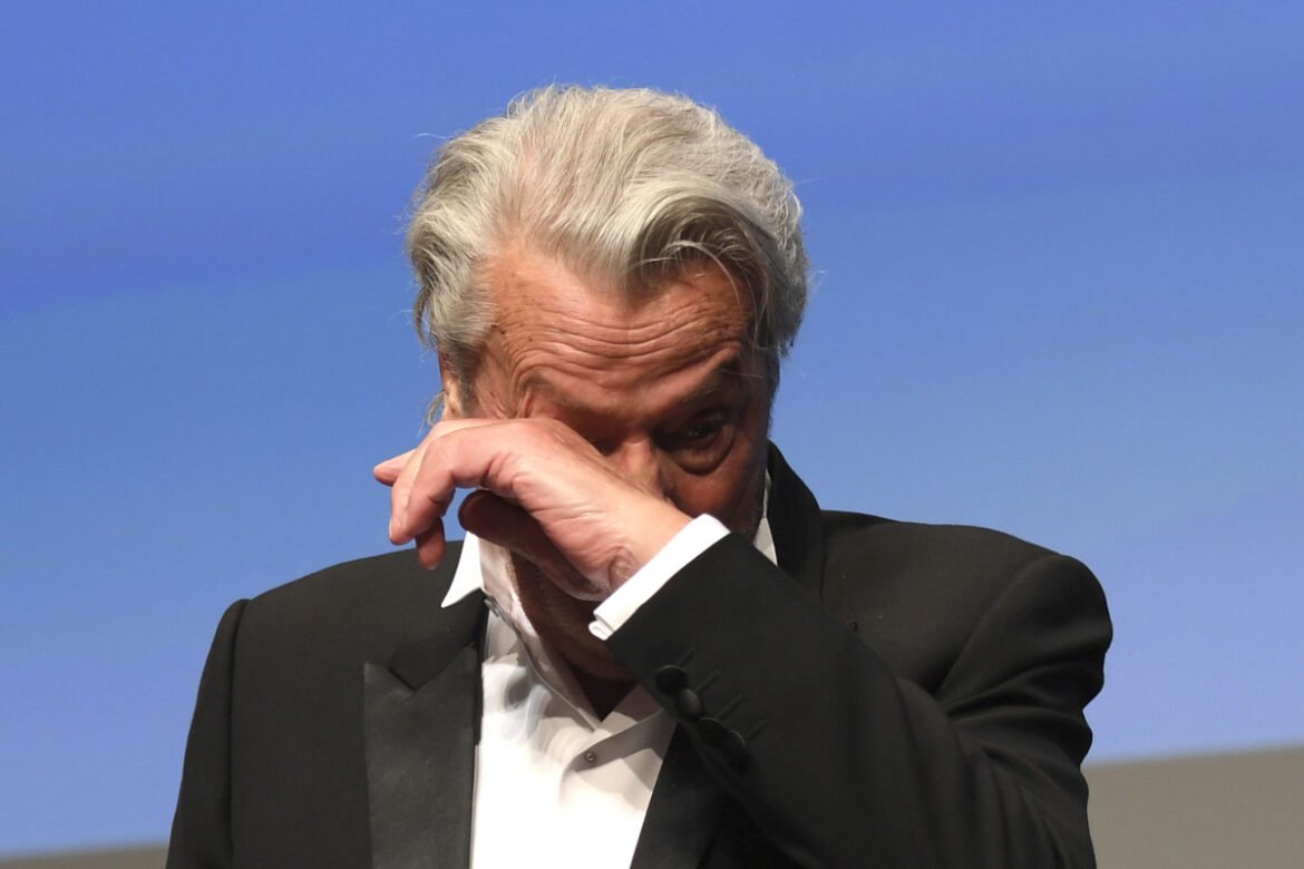 Νέος «εμφύλιος» στην οικογένεια του Αλέν Ντελόν – Ο μικρότερος γιος του ζητά να ακυρωθεί η διαθήκη