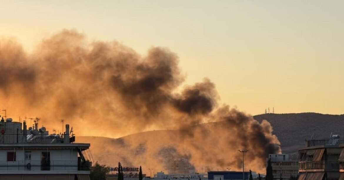 Φωτιά σε επιχείρηση στο Περιστέρι – Οι καπνοί έχουν πνίξει την πόλη