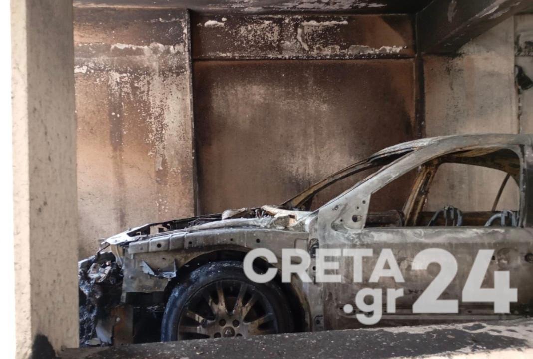 Ηράκλειο: Αυτοκίνητο τυλίχθηκε στις φλόγες σε πυλωτή – Βίντεο ντοκουμέντο από τη φωτιά