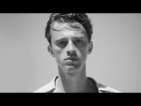 “Ο Ξένος”: Ο Φρανσουά Οζόν τολμά να διασκευάσει Καμύ με φόντο την αποικιοκρατία (+trailer)