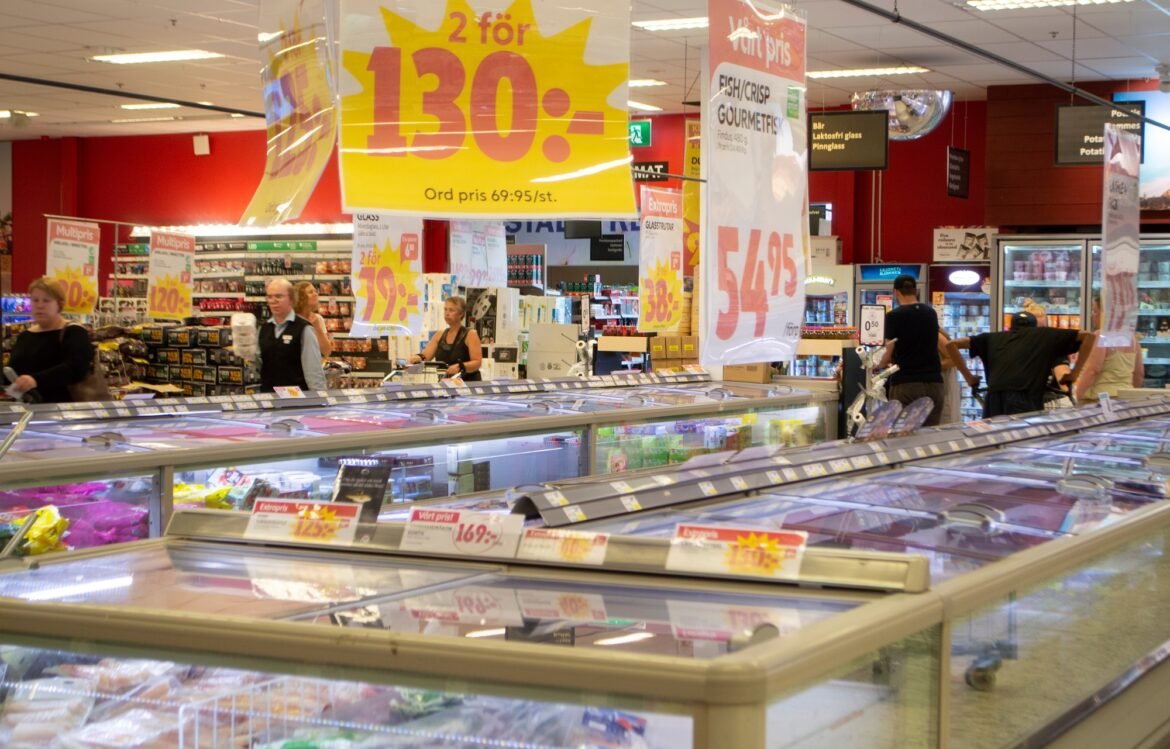 Η Σουηδία μειώνει στο μισό τον ΦΠΑ στα τρόφιμα