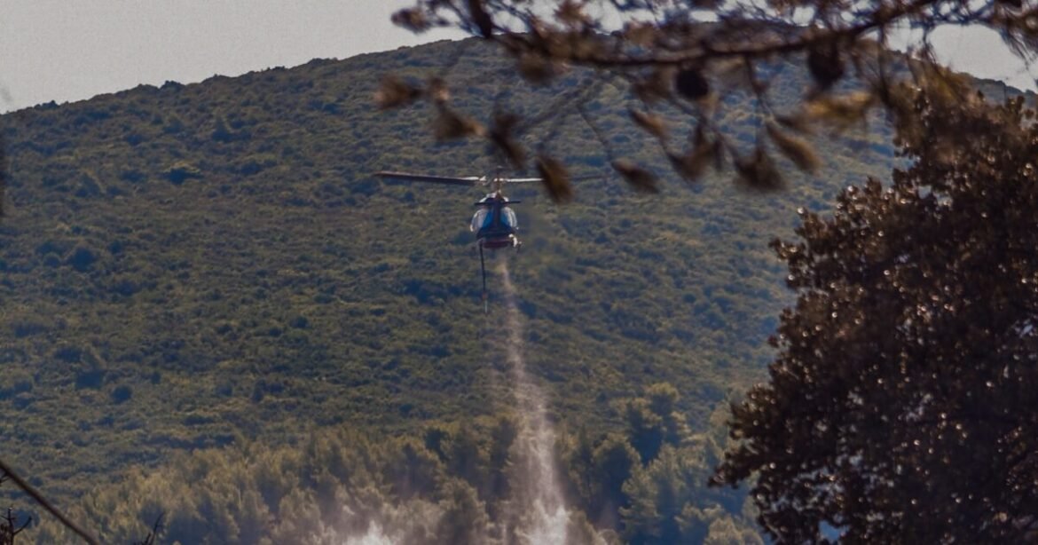 Φωτιά στο Παρθένι Αρκαδίας – Επιχειρούν και εναέρια μέσα