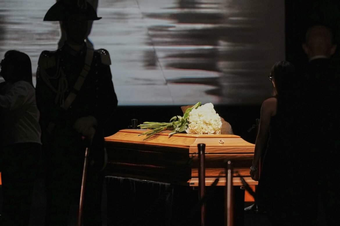 «Κάθε επίδειξη μόδας ήταν καθαρή μαγεία» – Συγκίνηση στο λαϊκό προσκύνημα για τον Αρμάνι (εικόνες)