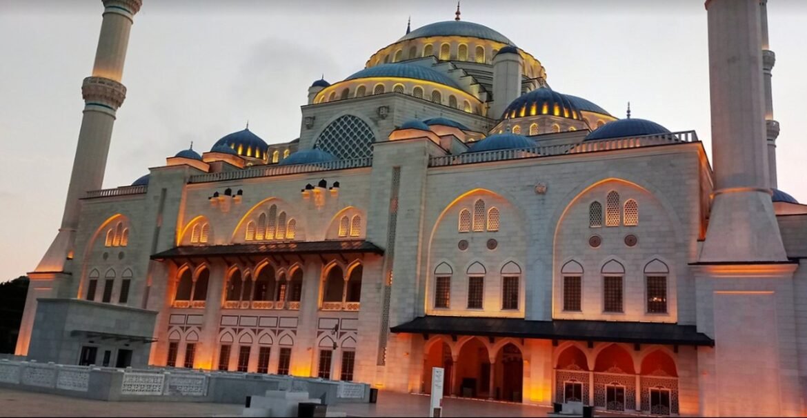 Τουρκία: Φιλήθηκαν μέσα σε τζαμί και συνελήφθησαν – Κινδυνεύουν να μπουν φυλακή (Βίντεο)