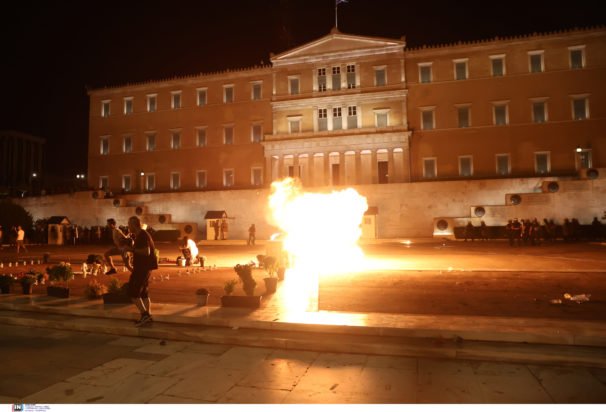 Επεισόδια στο Σύνταγμα μετά τη συγκέντρωση για τα Τέμπη – Άγνωστοι πέταξαν μολότοφ – ΦΩΤΟ