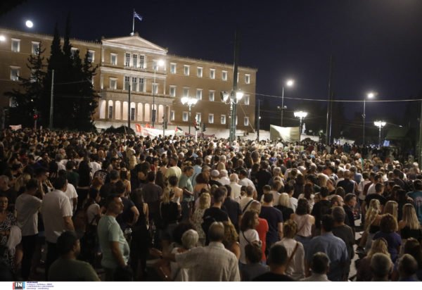 Τέμπη: Χιλιάδες άτομα στο Σύνταγμα ζήτησαν δικαίωση για τα 57 θύματα – Μαζικές συγκεντρώσεις σε όλη την Ελλάδα – ΦΩΤΟ και ΒΙΝΤΕΟ