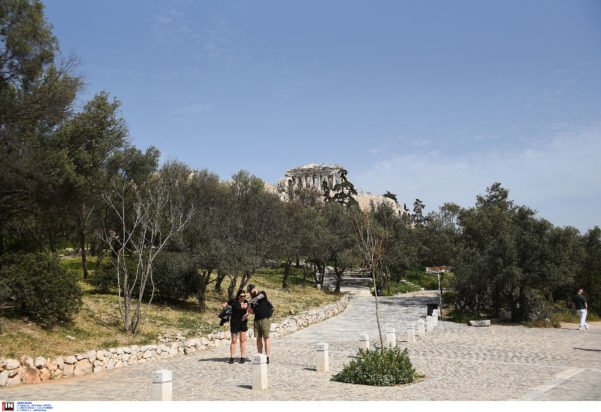 Καιρός: Μικρή πτώση της θερμοκρασίας σήμερα – Καλοκαιρινή εβδομάδα με ισχυρό μελτέμι στο Αιγαίο