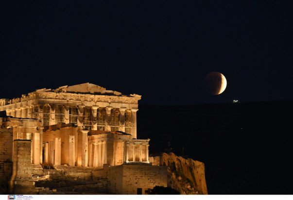 Ολική έκλειψη Σελήνης: Εντυπωσιακές εικόνες με το «ματωμένο» φεγγάρι – Πλήθος κόσμου στο Εθνικό Αστεροσκοπείο