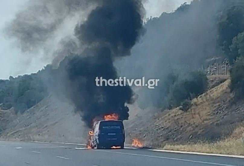 Θεσσαλονίκη: Στις φλόγες τυλίχθηκε φορτηγό στην Εγνατία Οδό – Δείτε βίντεο 