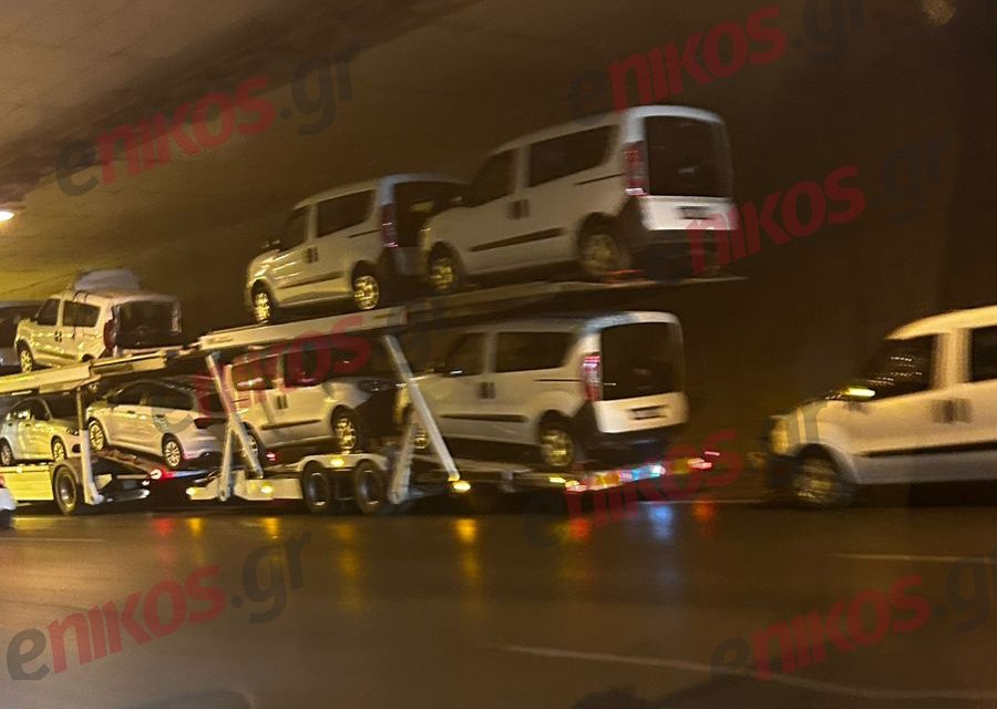 Αυτοκινητάμαξα «βρήκε» στην οροφή τούνελ στην Ποσειδώνος – Ένα από τα οχήματα έπεσε στο οδόστρωμα – ΦΩΤΟ