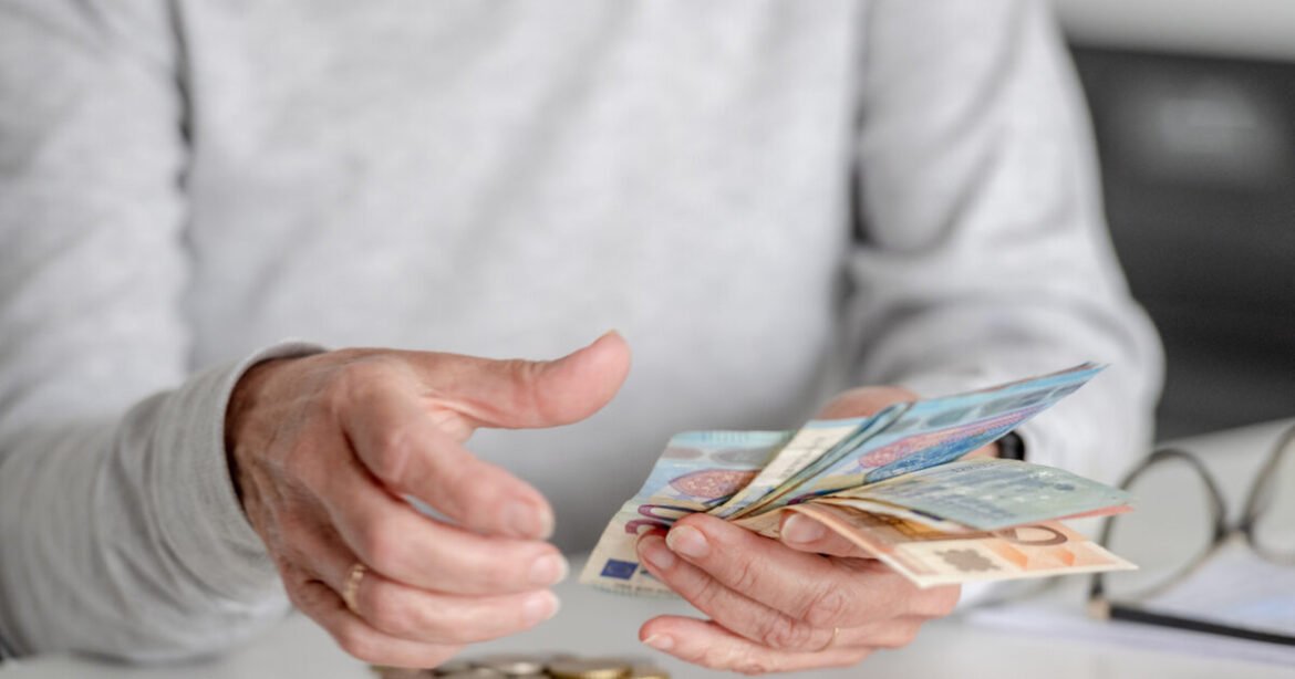 Έρχεται αύξηση 2,35% στις συντάξεις από την 1η Ιανουαρίου 2026 – Τη μισή αύξηση θα λάβουν όσοι έχουν προσωπική διαφορά