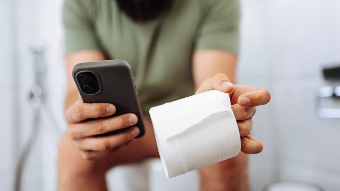 Η υπερβολική χρήση του smartphone στην τουαλέτα μπορεί να αυξήσει τον κίνδυνο αιμορροΐδων