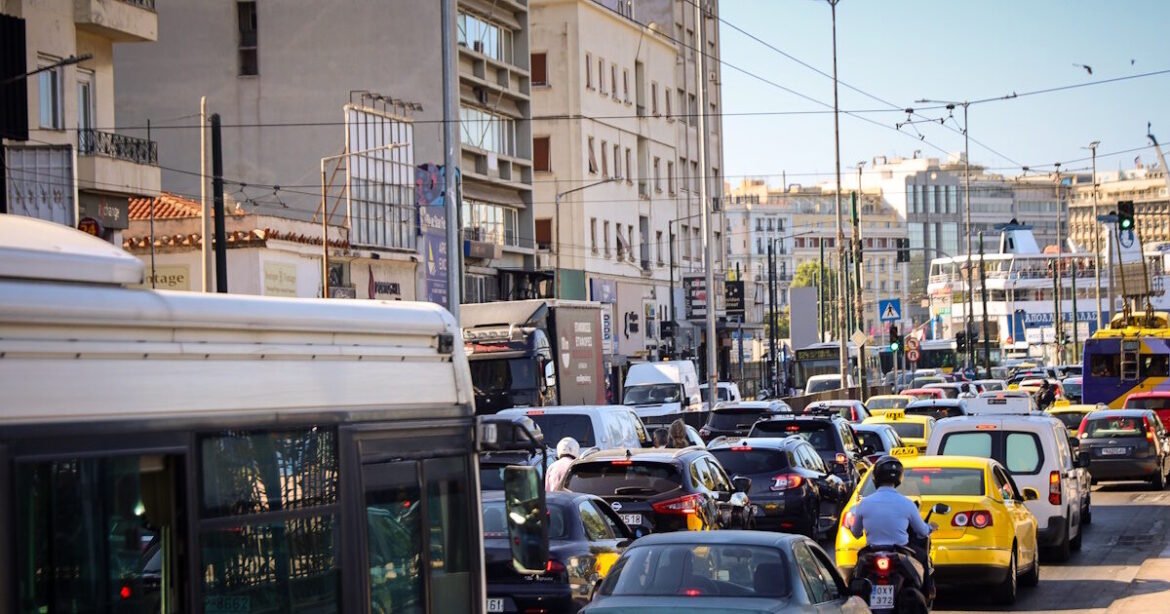 Κίνηση στους δρόμους: Ουρές χιλιομέτρων σε Κηφισό και Κηφισίας – Προβλήματα σε Αττική Οδό και Αθηνών