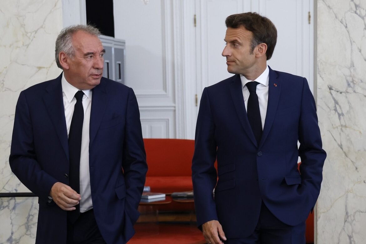 LIVE – Παραιτήθηκε ο Μπαϊρού – Ο Μακρόν βάζει αγγελία: Ζητείται πρωθυπουργός