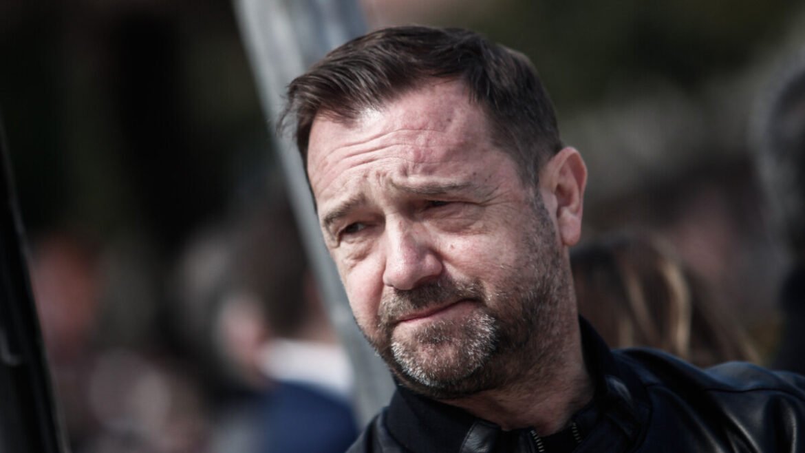 Τέμπη: Στο Εφετείο για να καταθέσει ο Νίκος Πλακιάς – Η συγκινητική συνάντηση κατά την άφιξή του