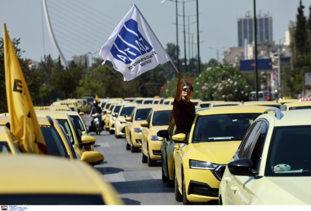 Ταξί: Συγκέντρωση και πορεία προς το υπουργείο Μεταφορών – Δείτε εικόνες από τη δεύτερη ημέρα των