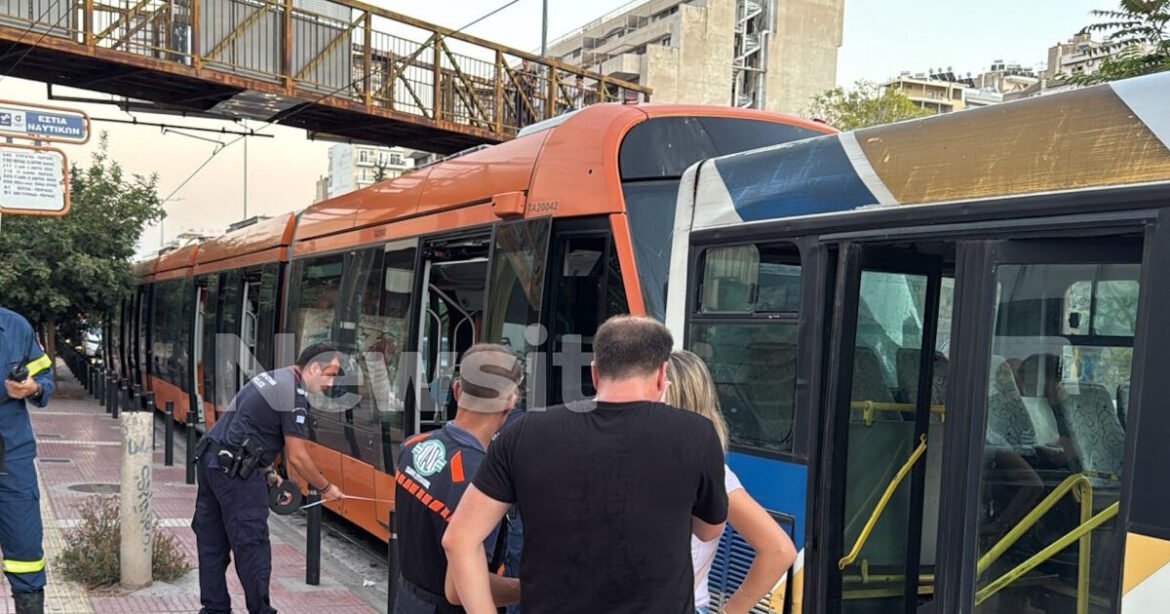 Τροχαίο στον Πειραιά: Λεωφορείο συγκρούστηκε με τραμ – 30 επιβάτες τραυματίστηκαν