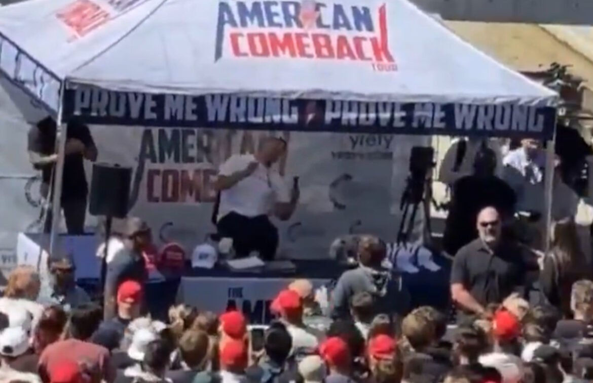 ΗΠΑ: Η στιγμή που πυροβολούν τον Τσάρλι Κερκ στη Γιουτα – Η σφαίρα τρυπά τον λαιμό του (Σκληρές εικόνες)