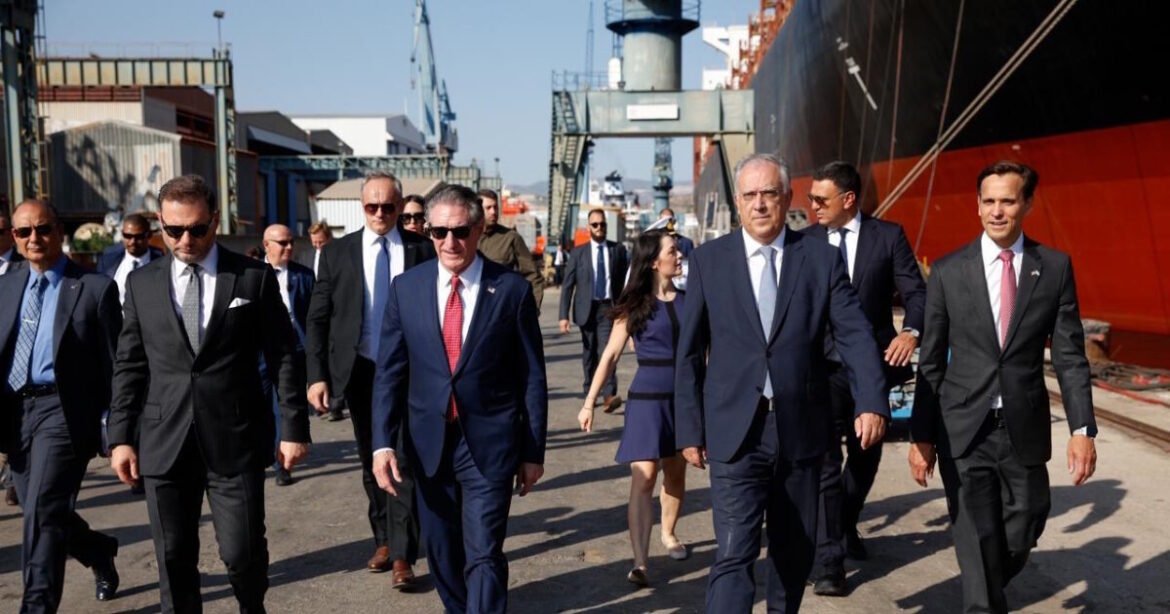 Θεοδωρικάκος: Στρατηγική συνεργασία με τις ΗΠΑ και στη ναυπηγική βιομηχανία – Συνάντηση με τον Αμερικανό ΥΠΕΣ στα Ναυπηγεία Ελευσίνας