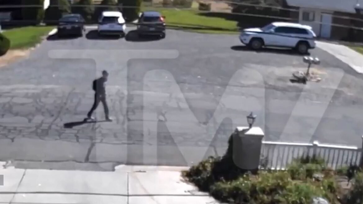 Τσάρλι Κερκ: Νέο βίντεο με τον δολοφόνο – Το περίεργο βάδισμά του προς τον τόπο του εγκλήματος