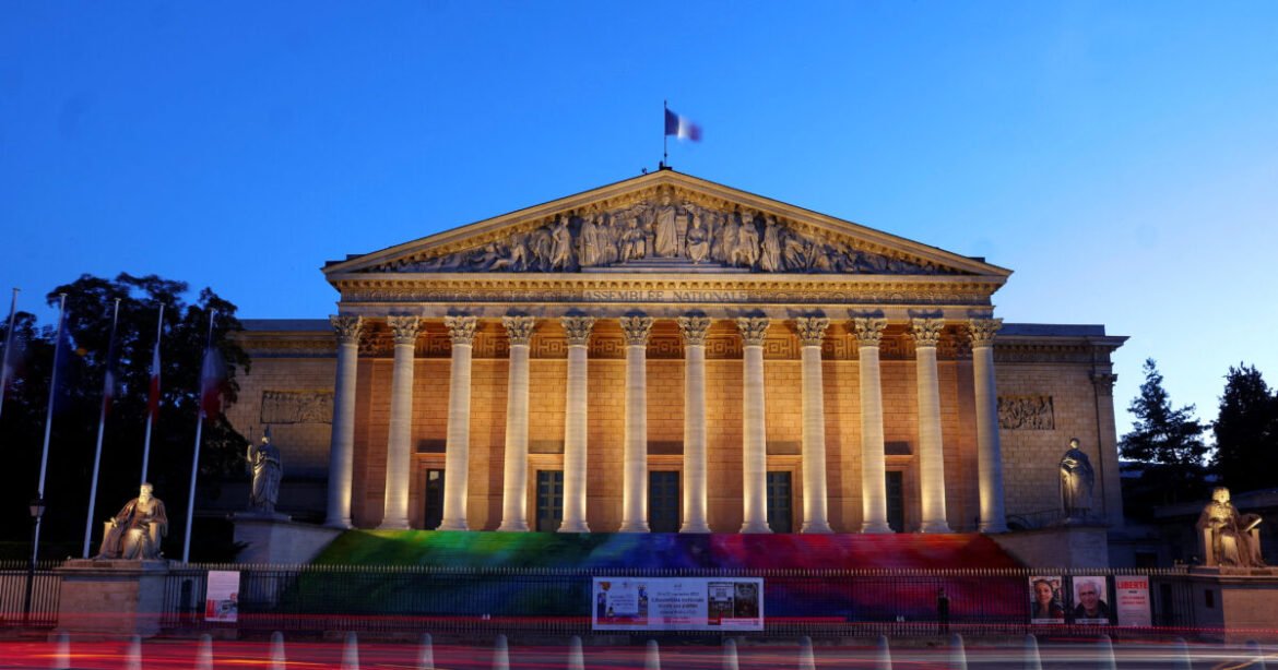 H Fitch υποβαθμίζει την πιστοληπτική ικανότητα της Γαλλίας