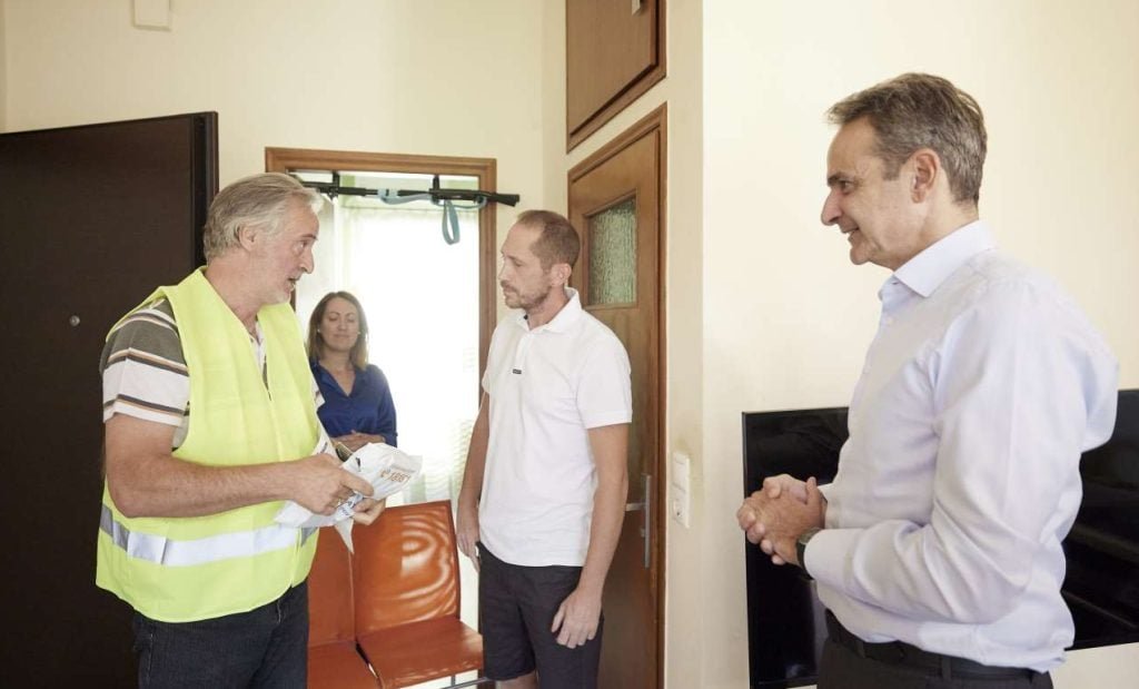 Επίσκεψη Μητσοτάκη σε δικαιούχο του προγράμματος κατ’ οίκον παράδοσης φαρμάκων