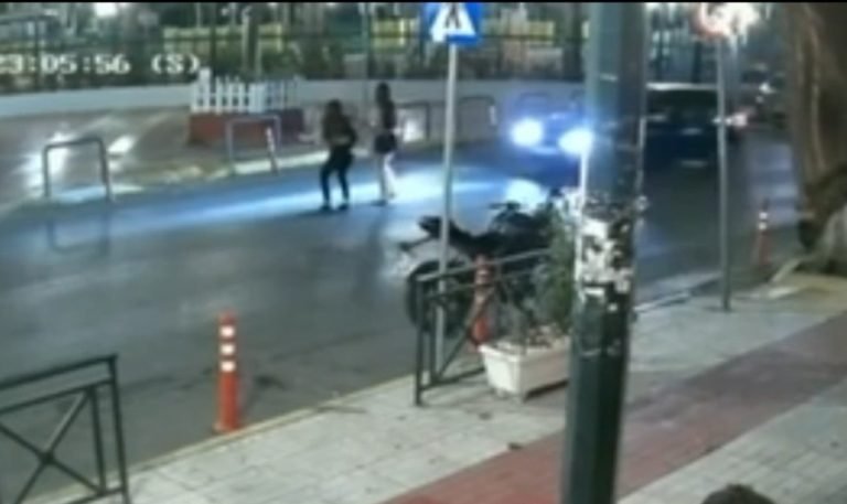 Καμίνια: Η στιγμή που αυτοκίνητο παρέσυρε 16χρονη σε διάβαση πεζών – Την εγκατέλειψε αβοήθητη ο οδηγός – ΒΙΝΤΕΟ