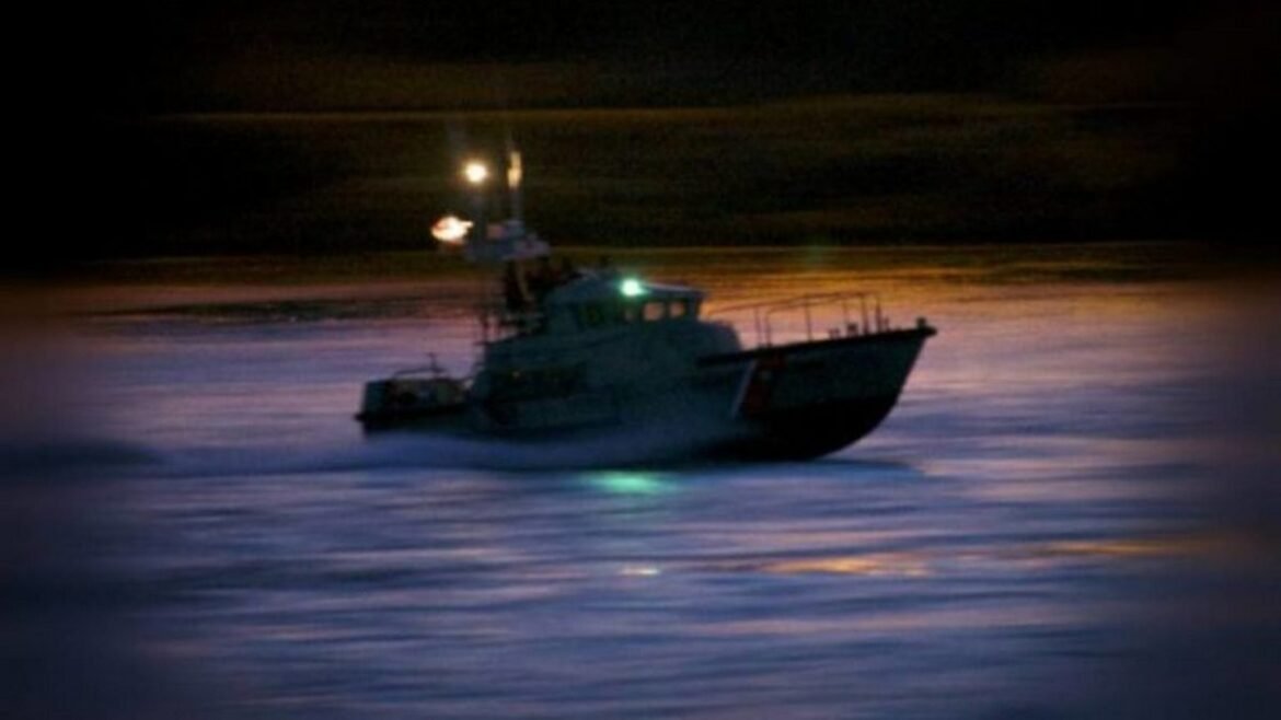 Θεσσαλονίκη: Καλά στην υγεία τους οι επιβάτες του σκάφους που προσέκρουσε σε βράχια στον Θερμαϊκό