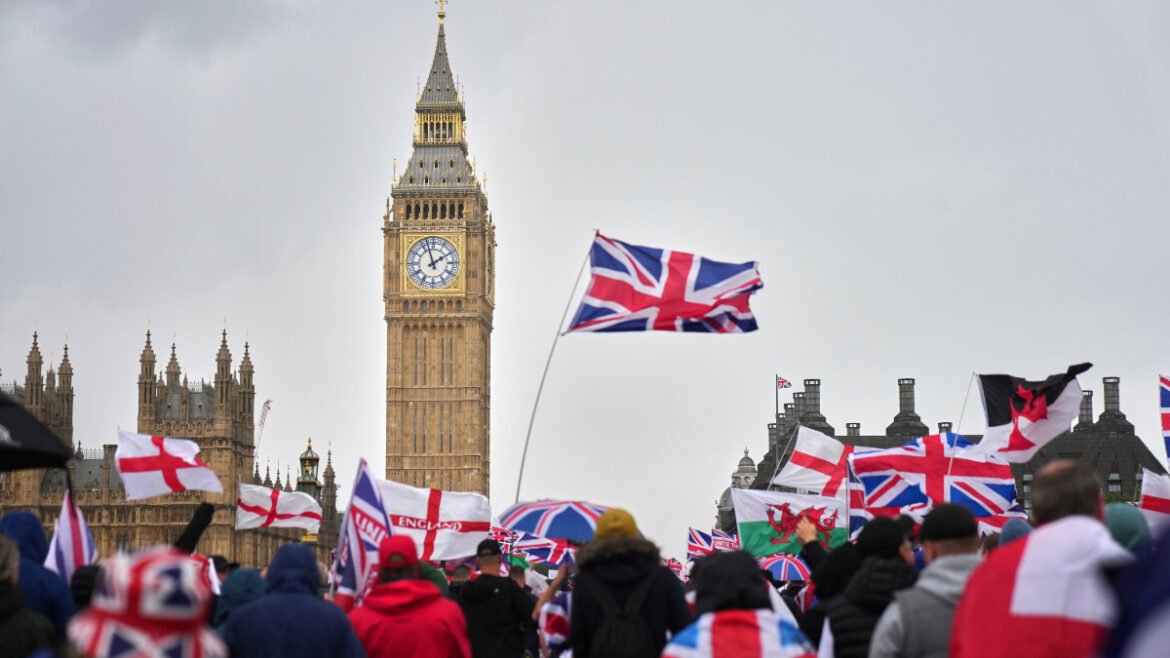 Λονδίνο: Χιλιάδες διαδηλωτές στους δρόμους μετά τη δολοφονία του Τσάρλι Κερκ (βίντεο)