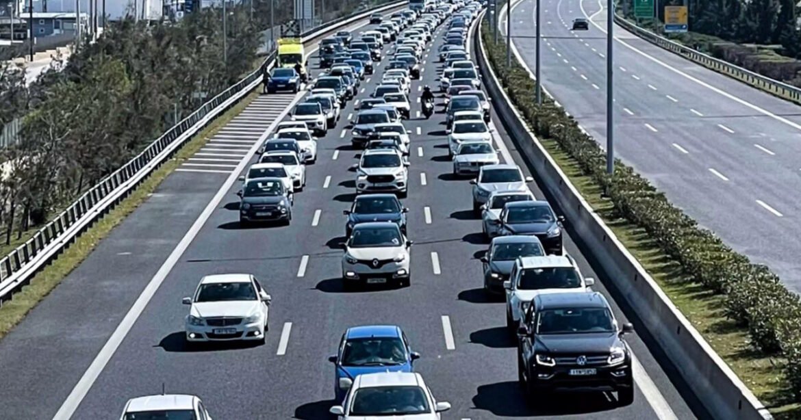 Κίνηση στους δρόμους: Ουρά χιλιομέτρων στην Αλίμου – Κατεχάκη έπειτα από καραμπόλα