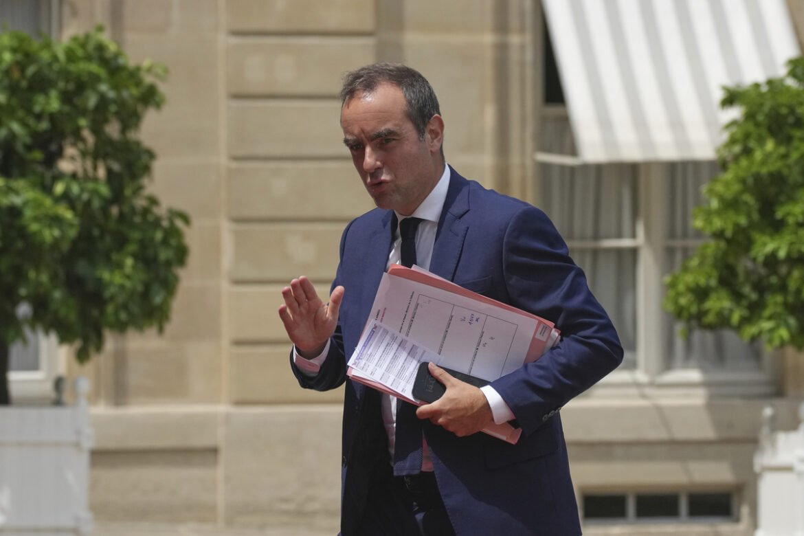 Γαλλία: Ο Λεκορνί βάζει «τέλος» στα προνόμια των πρώην πρωθυπουργών