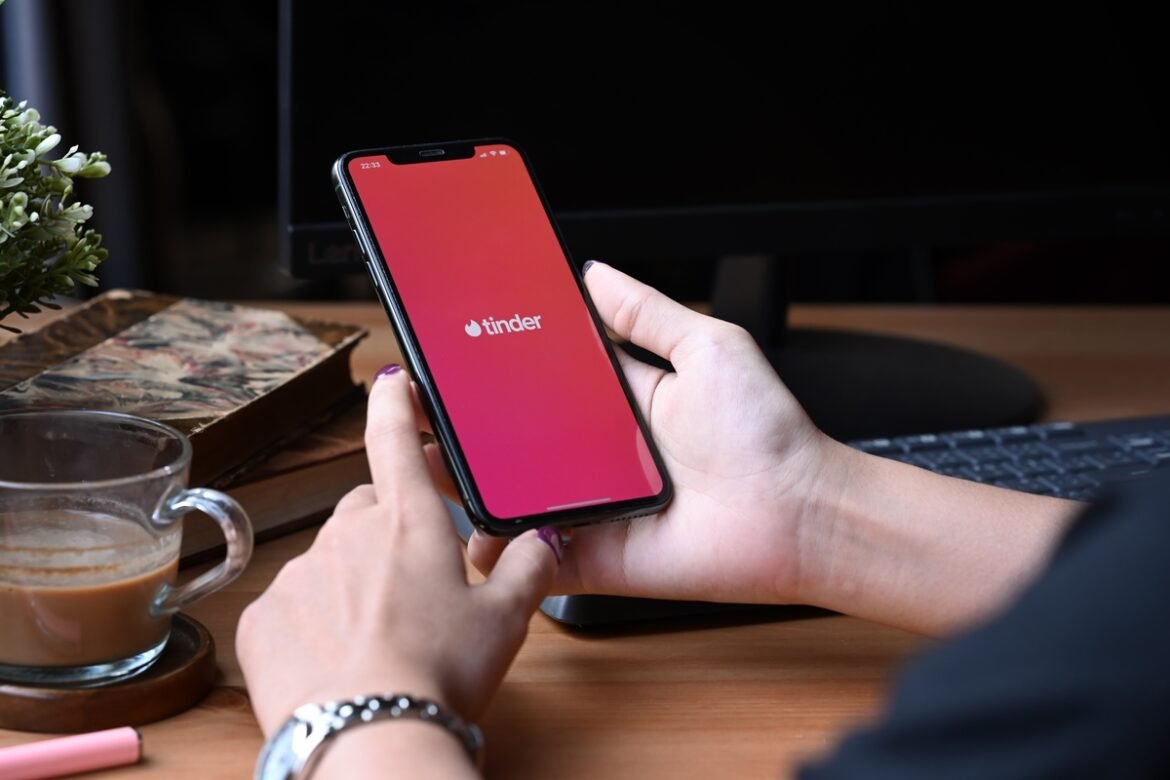 Συνελήφθη ο απατεώνας του Tinder – Παρίστανε τον γιο μεγιστάνα διαμαντιών