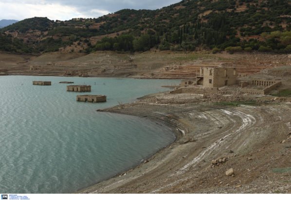 Λίμνη Μόρνου: Αναδύθηκε ξανά το βυθισμένο χωριό Κάλλιο λόγω της λειψυδρίας – Δείτε φωτογραφίες