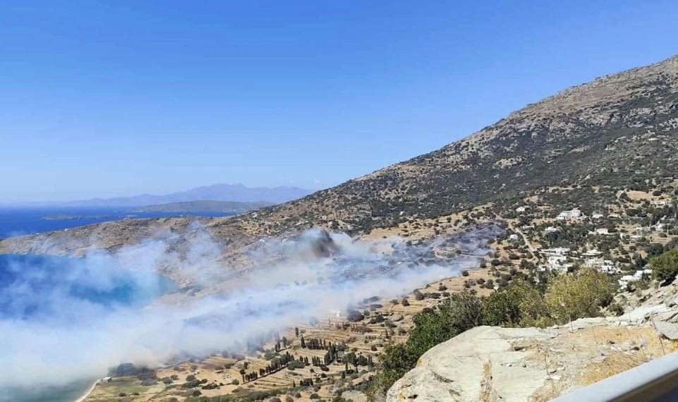 Φωτιά στην Άνδρο: Μήνυμα του 112 για ετοιμότητα