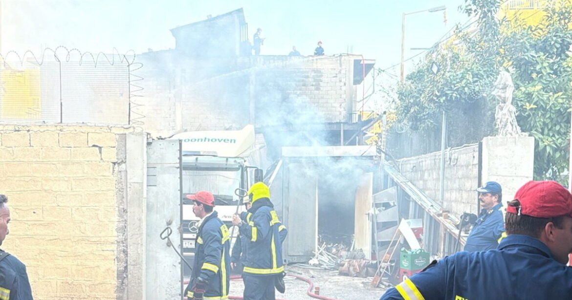 Φωτιά στου Ρέντη: Εκκενώθηκε η περιοχή με τον φόβο εκρήξεων από φιάλες υγραερίου