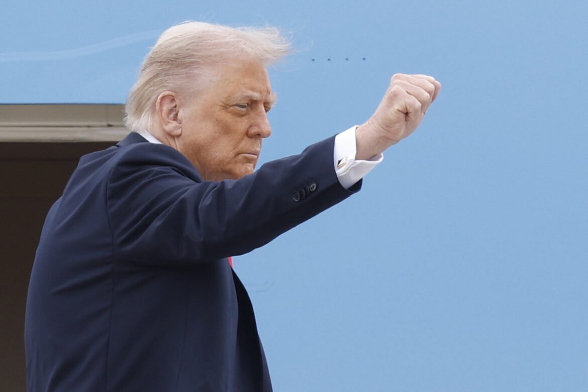 Επεισοδιακή αναχώρηση Τραμπ για Βρετανία: Ο καβγάς με δημοσιογράφο και η υποβάθμιση του Καρόλου σε «πρίγκιπα»