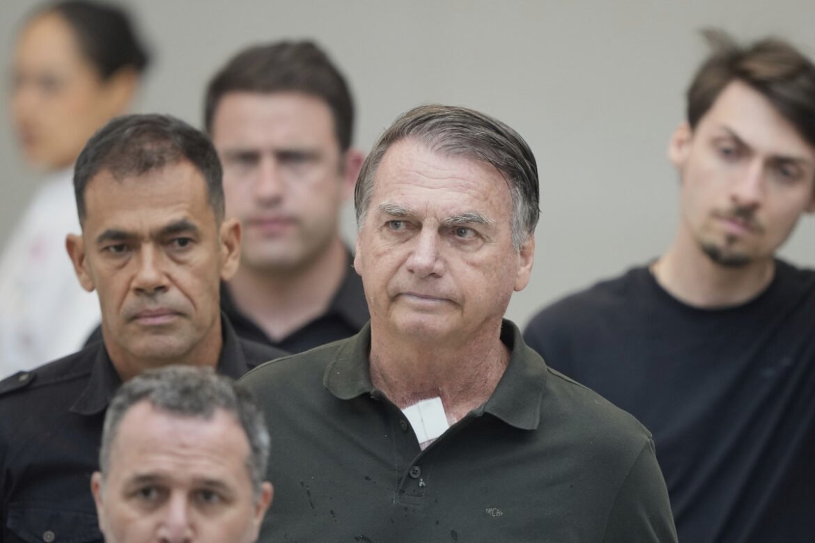 Βραζιλία: Στο νοσοκομείο ο Μπολσονάρου λίγες ημέρες μετά την καταδίκη του σε 27 χρόνια φυλάκισης