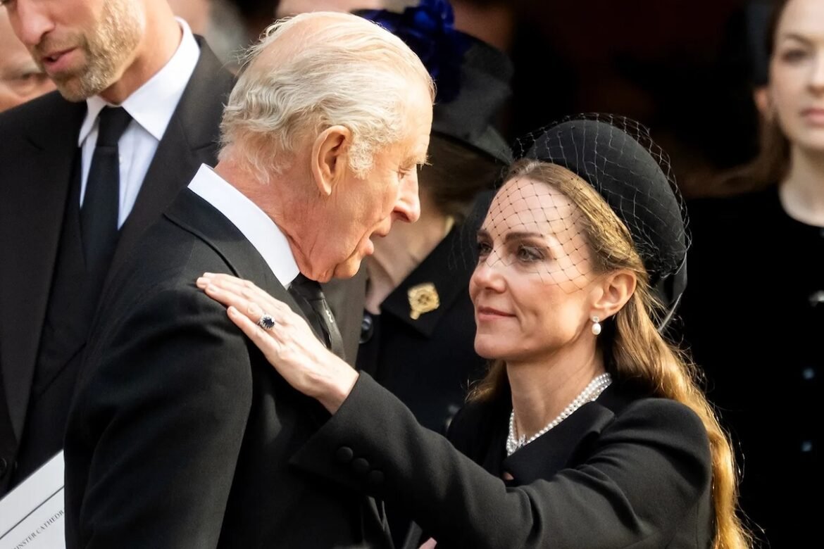 Η Κέιτ Μίντλετον «έσπασε» το πρωτόκολλο με ένα φιλί στον βασιλιά Κάρολο (βίντεο)