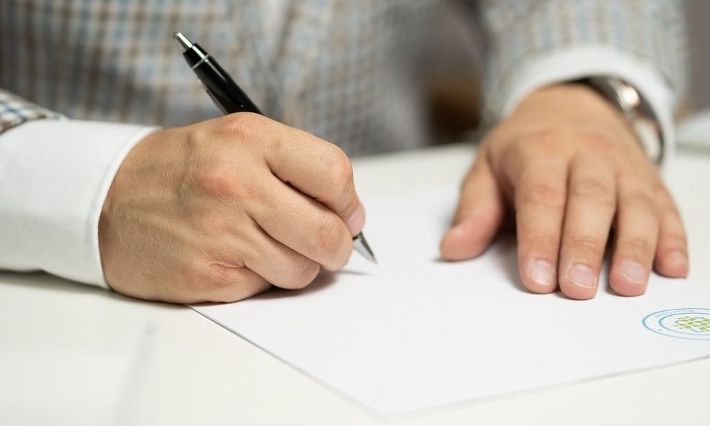 Ιδιόγραφες διαθήκες: Τι αλλάζει και από πότε – Σε ποια περίπτωση θα ζητείται γραφολογική εξέταση