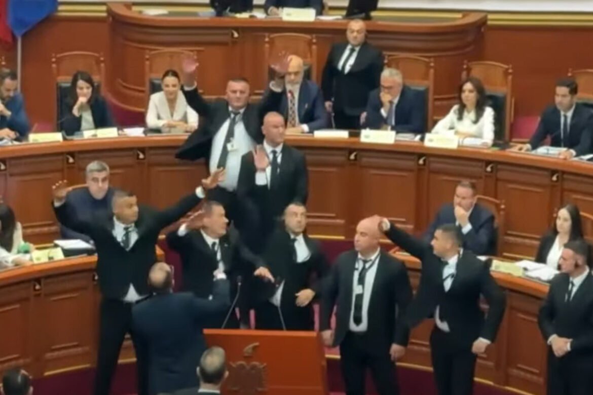 «Ροντέο» η Αλβανική Βουλή στην παρουσίαση της ΑΙ υπουργού Diella – Πέταξαν νερό και βιβλία στον Ράμα (Βίντεο)