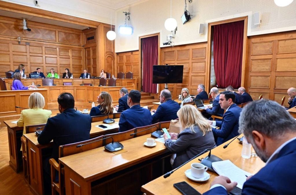 Τσακώθηκαν για την… καρέκλα στην Εξεταστική του ΟΠΕΚΕΠΕ: «Λες και είμαστε στο Δημοτικό!»